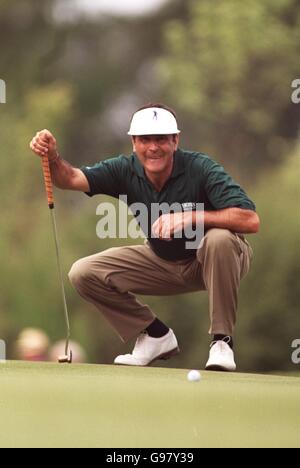 Golf - Compaq European Grand Prix - Slaley Hall. Severiano Ballesteros legt einen Putt an Stockfoto