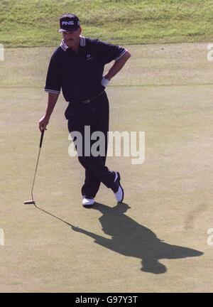 Golf - Compaq European Grand Prix - Slaley Hall. Mark James und sein Schatten auf einem Grün Stockfoto