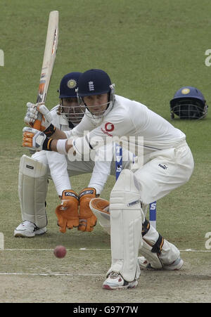 Der englische Geraint Jones trifft den Ball für vier Läufe, am dritten Tag des zweiten Testkampfes zwischen Indien und England im PCA Stadium, Mohali, Indien, Samstag, 11. März 2006. DRÜCKEN Sie VERBANDSFOTO. Bildnachweis sollte lauten: Rebecca Naden/PA. ***- KEINE HANDY-NUTZUNG*** Stockfoto