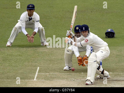 Am dritten Tag des zweiten Testkampfs zwischen Indien und England im PCA Stadium, Mohali, Indien, am Samstag, den 11. März 2006, trifft der englische Geraint Jones vier Läufe lang den Ball. DRÜCKEN SIE VERBANDSFOTO. Bildnachweis sollte lauten: Rebecca Naden/PA. Stockfoto