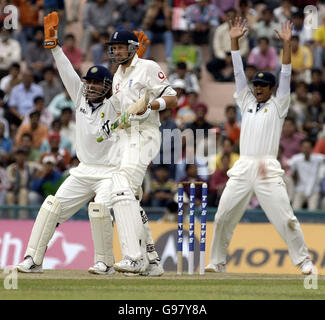 Am dritten Tag des zweiten Testspieles zwischen Indien und England im PCA Stadium, Mohali, Indien, am Samstag, den 11. März 2006, wird der englische Spinbouler Steve Harmion zum 500. Wicket des indischen Spin-Bowlers Anil Kumble. DRÜCKEN SIE VERBANDSFOTO. Bildnachweis sollte lauten: Rebecca Naden/PA. Stockfoto