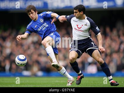 Paul Stalteri von Tottenham Hotspur und Joe Cole von Chelsea Stockfoto