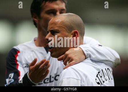 Fußball - FA Barclays Premiership - Bolton Wanderers gegen West Ham United - The Reebok Stadium. Bolton Wanderers Stelios Giannakopoulos feiert sein Ziel mit Gary Speed Stockfoto