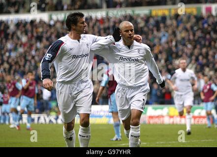 (L-R) Gary Speed von Bolton Wanderers feiert das Tor von SteliosGiannakopoulos Stockfoto