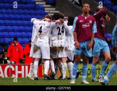 Gary Speed von Bolton Wanderers feiert den dritten Treffer Teamkollegen als West Ham United Anton Ferdinand steht niedergeschlagen Stockfoto