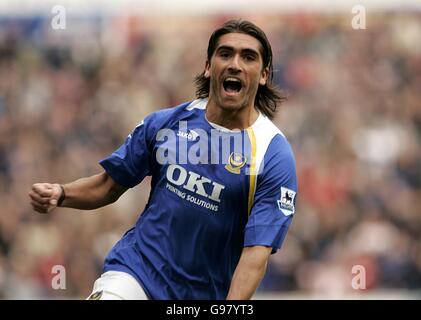 Fußball - FA Barclays Premiership - Portsmouth / Manchester City - Fratton Park. Miguel Pedro Mendes von Portsmouth feiert das Tor zum Auftakt Stockfoto