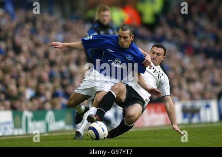 Fußball - FA Barclays Premiership - Everton gegen Fulham - Goodison Park. Fulhams Steed Malbranque (r) kämpft mit Evertons Leon Osman um den Ball Stockfoto