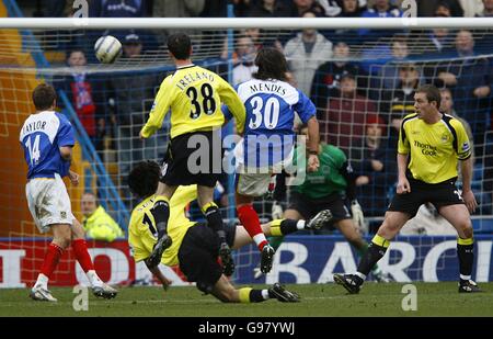 Fußball - FA Barclays Premiership - Portsmouth / Manchester City - Fratton Park. Miguel Pedro Mendes von Portsmouth erzielt einen letzten Atemzug Stockfoto