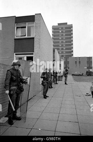 Soldaten, die Wohnungen in der New Lodge Road, Belfast, umgaben. Bei den Schlachten, bei denen vier Menschen getötet wurden, wurden Truppen aus den Wohnungen maschinell beschossen. Stockfoto