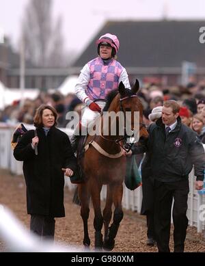 Rennsieger Voy Por Ustedes unter Robert Thornton ist Führen Sie zu den Gewinnern Gehäuse nach der Irish Independent Arkle Verfolgungsjagd Für Die Trophäe „Challenge“ (Klasse 1) Stockfoto