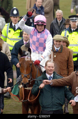 VOY Por Ustedes von Robert Thornton geritten gewinnt die Irish Independent Arkle Challenge Trophy beim Cheltenham Festival, Dienstag, den 14. März 2006. DRÜCKEN Sie VERBANDSFOTO. Bildnachweis sollte lauten: David Jones/PA. Stockfoto