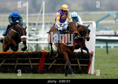 Rennsieger Brave Inca mit Tony McCoy führt vor Hardy Eustace, geritten von Connor O'Dwyer und Mac's Joy, geritten Von Barry Geraghty in der Smurfit Kappa Champion Hurdle Challenge Trophäe (Klasse 1) Stockfoto