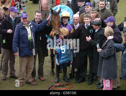 Tony McCoy mit Brave Inca und Trainer Colm Murphy danach Sieg in der „Smurfit Kappa Champion Hurdle Challenge Trophy“ (Klasse 1) Stockfoto