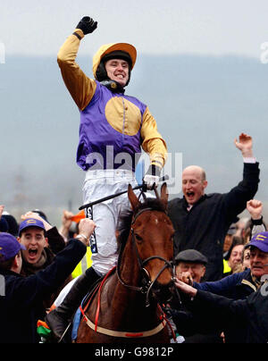 Jockey Tony McCoy feiert auf Brave Inca nach dem Gewinn der Smurfit Kappa Champion Hürde beim Cheltenham Festival. Stockfoto