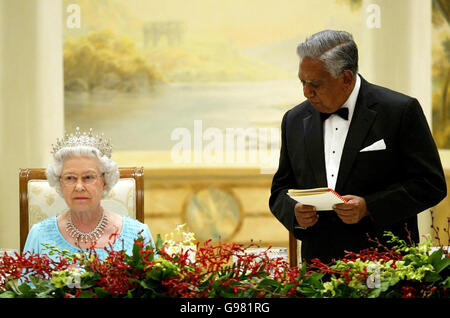 Die britische Königin Elizabeth II. Hört eine Rede des Präsidenten von Singapur Sellapan Ramanathan während eines Staatsbanketts im Präsidentenpalast am Freitag, dem 17. März 2006 im Rahmen eines zweitägigen Staatsbesuchs im Land. Siehe PA Story ROYAL Singapore. DRÜCKEN SIE VERBANDSFOTO. Der Bildnachweis sollte lauten: Gareth Fuller/PA. Stockfoto