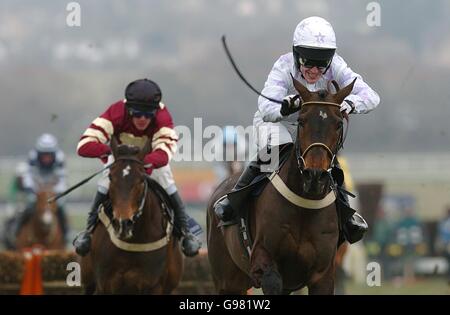 Rennsieger Black Jack Ketchum mit Tony McCoy Die Hürde für Brit Insurance-Anfänger (Grad 2) Stockfoto