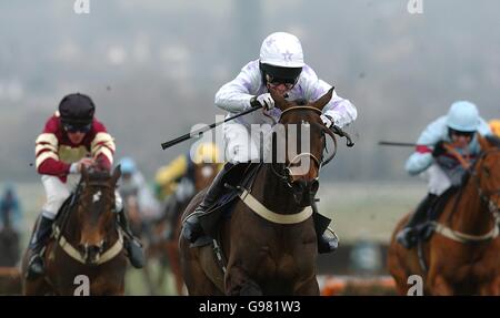 Rennsieger Black Jack Ketchum mit Tony McCoy Die Hürde für Brit Insurance-Anfänger (Grad 2) Stockfoto