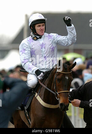 Pferderennen - Cheltenham Festival - totesport Cheltenham Gold Cup Day - Cheltenham Rennbahn. Tony McCoy feiert den Sieg gegen Black Jack Ketchum in der Hürde der Brit Insurance Novices (Klasse 2) Stockfoto