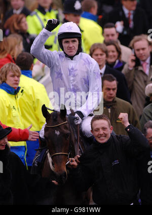 Jockey Tony McCoy auf Black Jack Ketchum gewinnt die Brit Versicherung Anfänger Hürde am letzten Tag des Cheltenham Festival auf Cheltenham Rennbahn, Freitag, 17. März 2006. DRÜCKEN Sie VERBANDSFOTO. Bildnachweis sollte lauten: David Jones/PA. Stockfoto