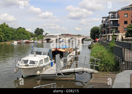 Riverside Walk und Kingston Bridge, Charta Quay, Kingston upon Thames, London, England, Großbritannien, Vereinigtes Königreich Großbritannien Europa Stockfoto