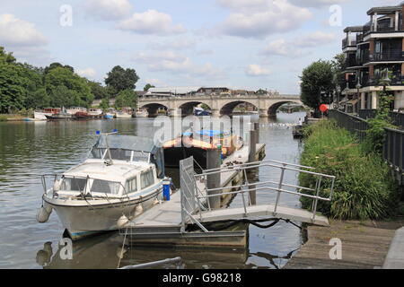 Riverside Walk und Kingston Bridge, Charta Quay, Kingston upon Thames, London, England, Großbritannien, Vereinigtes Königreich Großbritannien Europa Stockfoto