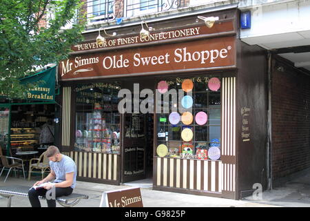 Herr Simms Olde Sweet Shoppe, Castle Street, Kingston upon Thames, London, England, Großbritannien, Vereinigtes Königreich, UK, Europa Stockfoto