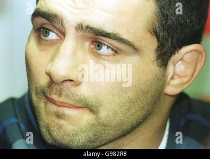 Der französische Kapitän Raphael Ibanez bei der Pressekonferenz des Teams im Millennium Stadium, Cardiff, während sie sich auf das Rugby-Weltcup-Finale gegen Australien vorbereiten Stockfoto