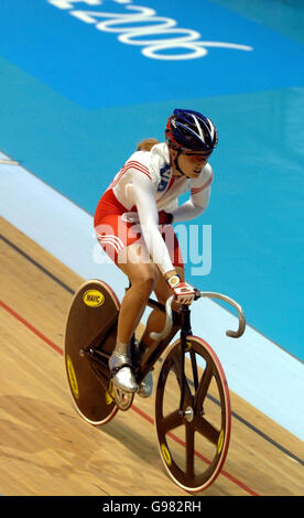 Die Engländerin Victoria Pendleton auf dem Weg zum Sieg im Sprint-Finale der Frauen bei den 18. Commonwealth Games in Melbourne Park, Melbourne, Australien, Samstag, 18. März 2006. DRÜCKEN Sie VERBANDSFOTO. Bildnachweis sollte lauten: Sean Dempsey/PA. Stockfoto