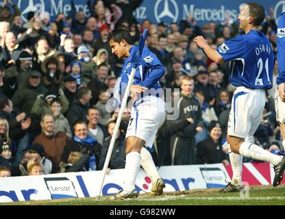 Fußball - FA Barclays Premiership - Everton / Aston Villa - Goodison Park. Evertons Tim Cahill feiert sein Tor mit Teamkollege Leon Osman Stockfoto