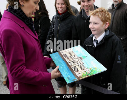 Die irische Präsidentin Mary McAleese trifft Alan Byrne aus dem zweiten Jahr im Deansrath College, Clondalkin, der ihr am Dienstag, den 21. März 2006, sein Gemälde der Aras in Aras an Uachtarain in Dublin überreichte. DRÜCKEN Sie VERBANDSFOTO. Bildnachweis sollte lauten: Julien Behal/PA Stockfoto