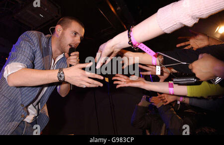 Mike Skinner of the Streets tritt bei einem geheimen Gig in Trinity Wharf Buoy, East London, Dienstag, 21. März 2006 auf. DRÜCKEN SIE VERBANDSFOTO. Das Foto sollte lauten:Yui Mok/PA Stockfoto