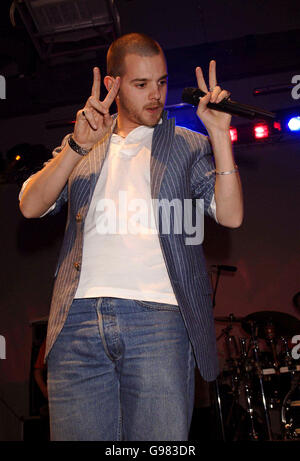 Mike Skinner of the Streets tritt bei einem geheimen Gig by the Streets auf, in Trinity Wharf Booy, East London, Dienstag, 21. März 2006. DRÜCKEN SIE VERBANDSFOTO. Das Foto sollte lauten:Yui Mok/PA Stockfoto