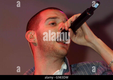 Mike Skinner of the Streets tritt bei einem geheimen Gig by the Streets auf, in Trinity Wharf Booy, East London, Dienstag, 21. März 2006. DRÜCKEN SIE VERBANDSFOTO. Das Foto sollte lauten:Yui Mok/PA Stockfoto