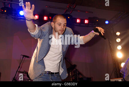 Mike Skinner of the Streets tritt bei einem geheimen Gig by the Streets auf, in Trinity Wharf Booy, East London, Dienstag, 21. März 2006. DRÜCKEN SIE VERBANDSFOTO. Das Foto sollte lauten:Yui Mok/PA Stockfoto