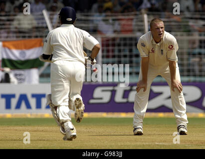 Der indische Schlagmann Sachin Tendulkar läuft am letzten Tag des dritten Testmatches im Wankhede Stadium, Mumbai, Indien, am 22. März 2006 am englischen Kapitän Andrew Flintoff vorbei. DRÜCKEN SIE VERBANDSFOTO. Bildnachweis sollte lauten: Rebecca Naden/PA. ***NUR FÜR REDAKTIONELLE ZWECKE - KEINE NUTZUNG DES MOBILTELEFONS*** Stockfoto