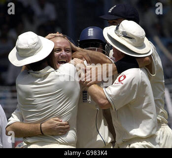 Der englische Bowler Shaun Udal feiert das Dickicht des indischen Batsman Sachin Tendulkar am letzten Tag des dritten Test-Spiels im Wankhede Stadium, Mumbai, Indien, Mittwoch, 22. März 2006. DRÜCKEN SIE VERBANDSFOTO. Bildnachweis sollte lauten: Rebecca Naden/PA. ***NUR FÜR REDAKTIONELLE ZWECKE - KEINE NUTZUNG DES MOBILTELEFONS*** Stockfoto