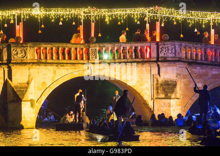 Cambridge University Studenten an der Trinity kann Ball am Montagabend 13. Juni 2016. Stockfoto