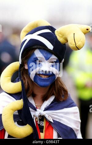 Fußball - Euro 2000 Qualifikation - Play Off First Leg - Schottland gegen England. Ein Schottland-Fan bringt Nessie zum Spiel Stockfoto