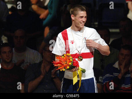 Der englische Simon Russan feiert den Gewinn der Goldmedaille im Light Welterweight 64 kg im Melbourne Exhibition Centre, während der 18. Commonwealth Games in Melbourne, Australien, Samstag, 25. März 2006. DRÜCKEN Sie VERBANDSFOTO. Bildnachweis sollte lauten: Sean Dempsey/PA. Stockfoto