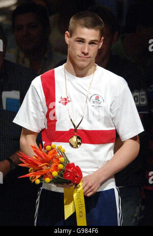 Der englische Simon Russan feiert den Gewinn der Goldmedaille im Light Welterweight 64 kg im Melbourne Exhibition Centre, während der 18. Commonwealth Games in Melbourne, Australien, Samstag, 25. März 2006. DRÜCKEN Sie VERBANDSFOTO. Bildnachweis sollte lauten: Sean Dempsey/PA. Stockfoto