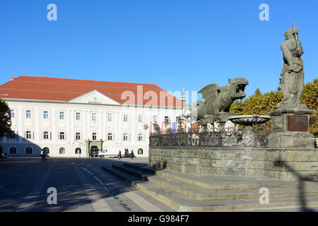 Lindwurmbrunnen mit Herkules Brunnen auf dem neuen Platz vor dem Rathaus, Klagenfurt bin Wörthersee, Österreich, Kärnten, Stockfoto