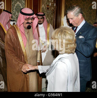 Die Herzogin von Cornwall schüttelt sich die Hände mit König Abdullah bin Abdulaziz, während der Prinz von Wales sieht, Riad, Saudi-Arabien, Samstag, 25. März 2006. Prinz Charles und Camilla verbringen zwei Tage in Riad inmitten intensiver Sicherheit, während sie ihre zweite Übersee-Tour fortsetzen. Siehe PA Geschichte ROYAL Charles. DRÜCKEN Sie VERBANDSFOTO. Bildnachweis sollte lauten: Ian Jones/Daily Telegraph Pool/PA Stockfoto