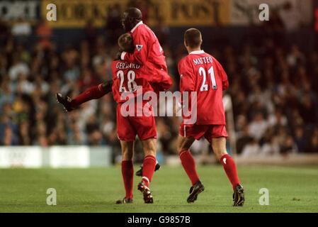 Liverpools Titi Camara (c) feiert sein Ausgleichstreffer mit seinen Teamkollegen Steven Gerrard (l.) und Dominic Matteo (r.) Stockfoto