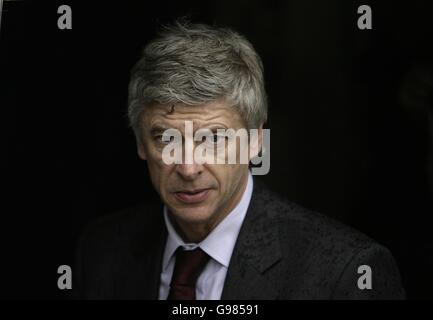 Arsenal-Manager Arsene Wenger nach sintflutartigen Regen im Fratton Park, führt zu dem Spiel verschoben wird Stockfoto