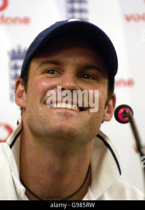 Der englische Schlagmann Andrew Strauss spricht mit den Medien während einer Pressekonferenz im Team Hotel, Delhi, Indien, Sonntag, 26. März 2006. England spielt Indien in der ersten von sieben One Day Internationals am Dienstag. Siehe PA Geschichte CRICKET England. DRÜCKEN SIE VERBANDSFOTO. Bildnachweis sollte lauten: Rebecca Naden/PA. Stockfoto