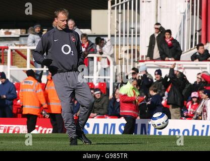 Fußball - FA Barclays Premiership - Arsenal / Charlton Athletic - Highbury. Dennis Bergkamp von Arsenal wärmt sich vor dem Spiel auf Stockfoto