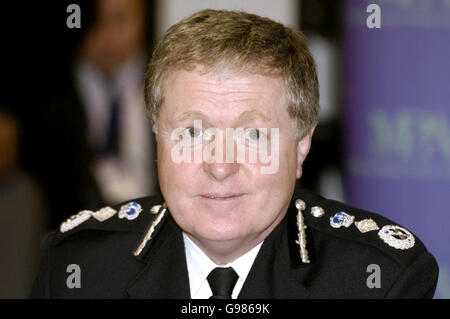 Sir Ian Blair, der Metropolitan Police Commissioner, nimmt an einer monatlichen Sitzung der Metropolitan Police Authority Teil, London, März 30 2006. Dies ist das erste Mal, dass Sir Ian der Autorität gegenübersteht, die seine Macht überwacht, seit dem Streit um seine heimlich aufgenommenen Telefonanrufe. Die Mitglieder der Behörde werden die Möglichkeit haben, ihn zu befragen und haben zuvor darauf hingewiesen, dass sein Verhalten bei den aufgezeichnete Anrufen "völlig inakzeptabel" sei. Siehe PA Geschichte POLIZEI Blair. Drücken Sie VERBANDSFOTO. Bildnachweis sollte lauten: Andrew Stuart/PA Stockfoto