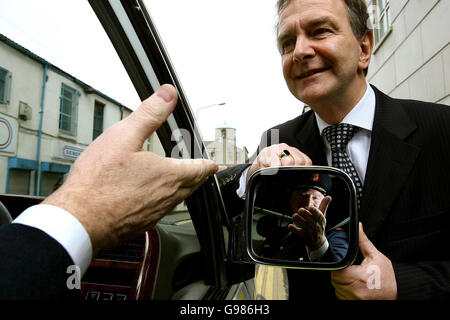 Der irische Verkehrsminister Martin Cullen (rechts) mit der stellvertretenden Kommissarin für Garda, Fachtna Murphy (abgebildet im Seitenspiegel eines Garda Jeeps), beim Start der neuen öffentlichen Informationskampagne zur Erweiterung und Computerisierung des Strafpunktesystems im Alexander Hotel in Dublin, Donnerstag, den 30. März, 2006. Insgesamt 35 verschiedene Fahrverbrechen können jetzt Strafpunkte auf Ihren heute angekündigten Führerschein setzen. Siehe PA Story TRANPORT Penalties Ireland. DRÜCKEN SIE VERBANDSFOTO. Das Foto sollte lauten: Julien Behal/PA Stockfoto