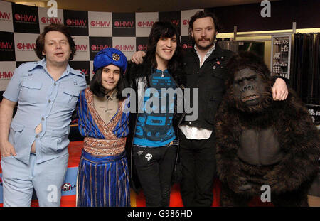 (L-R) Rich Fulcher ('Bob Fossil') Michael Fielding ('Naboo') Noel Fielding (Vince Noir) Julian Barratt (Howard Moon) und Dave Brown (Bollo) bei der DVD-Veröffentlichung von 'The Mighty Boosh' (Serie 2), am Donnerstag, den 30. März 2006, im HMV, im Zentrum von London. DRÜCKEN SIE VERBANDSFOTO. Der Bildnachweis sollte lauten: Ian West/PA Stockfoto