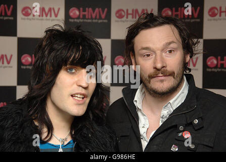 Noel Fielding (L) und Julian Barratt sind bei der DVD-Veröffentlichung von 'The Mighty Boosh' (Serie 2) am Donnerstag, 30. März 2006, im HMV im Zentrum von London zu sehen. DRÜCKEN SIE VERBANDSFOTO. Bildnachweis sollte lauten: Ian West/PA Stockfoto